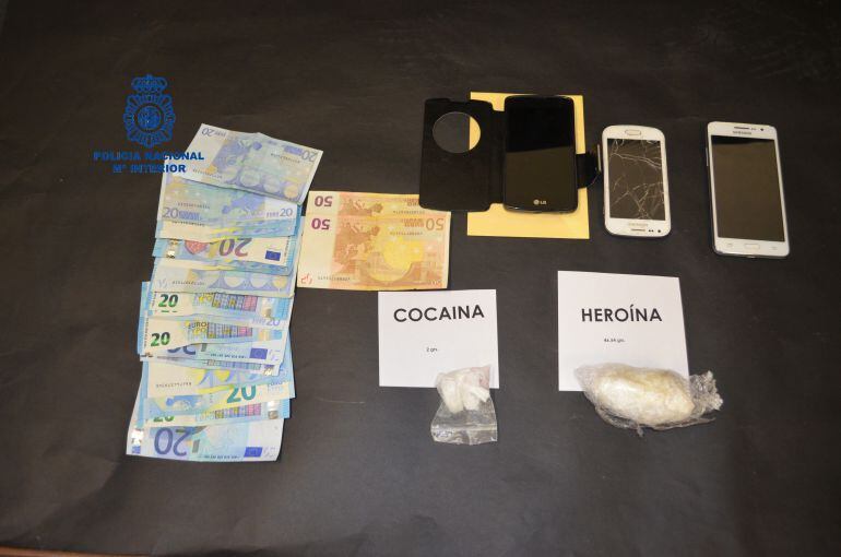 Los efectos y la droga incautaa han pasado a disposición judicial