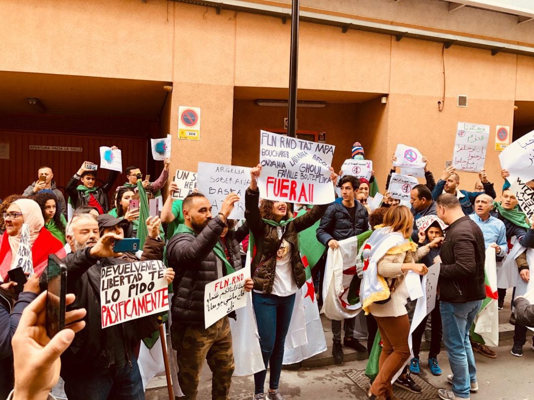 Cientos de argelinos se han concentrado esta mañana a las puertas del consulado de su país en Alicante 