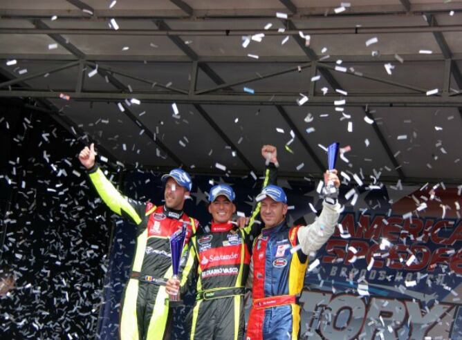 Ander Vilariño celebra en el podium de Brands Hatch su 15º triunfo en la NASCAR Europea