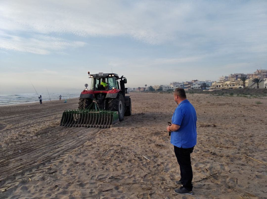 Trabajos de limpieza de la playa de Xeraco 