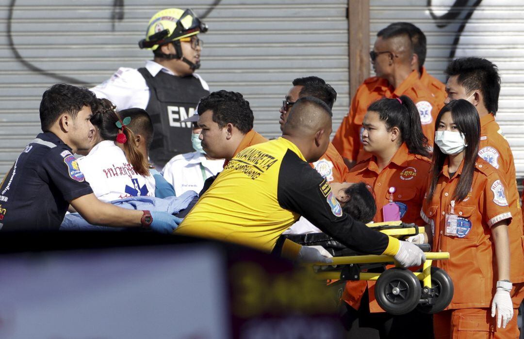 Médicos y miembros de los cuerpos policiales liberan y transportan a las víctimas en camillas desde el centro comercial donde se produjo el tiroteo. 