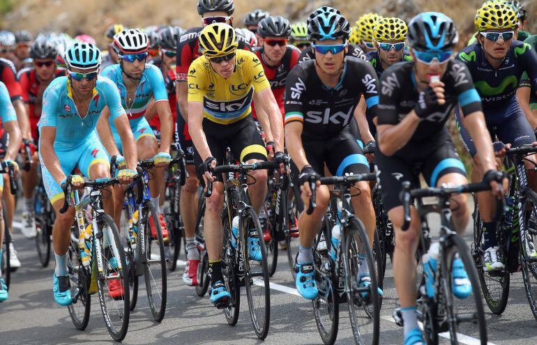 Froome rueda con sus compañeros de equipo