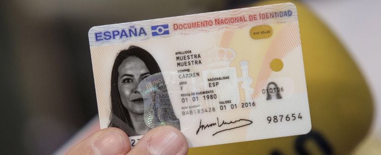 Muestra de los DNI que llegan a toda España a partir de este jueves. 