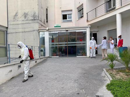 Momento de la desinfección de los exteriores de la Residencia de Mayores Sierra Mágina de Bedmar