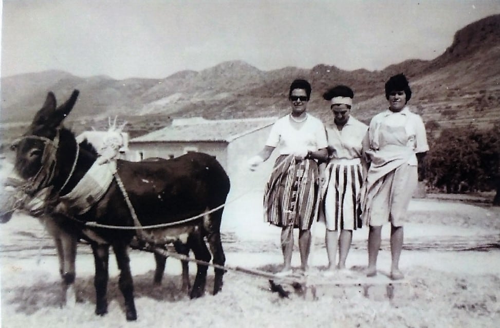 Año 1957. Maruja trillando  al modo tradicional, junto a dos turistas francesas, que hicieron amistad con ella y le enviaron la fotografía.