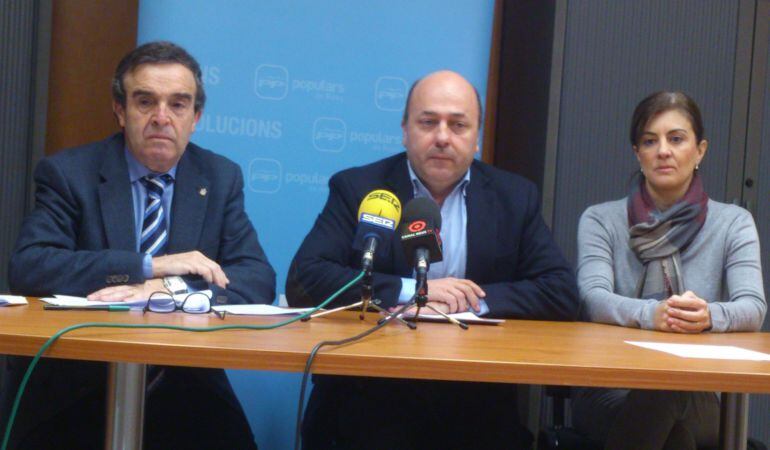 Sebastià Domènech, portaveu del grup municipal popular, al centre de la imatge.