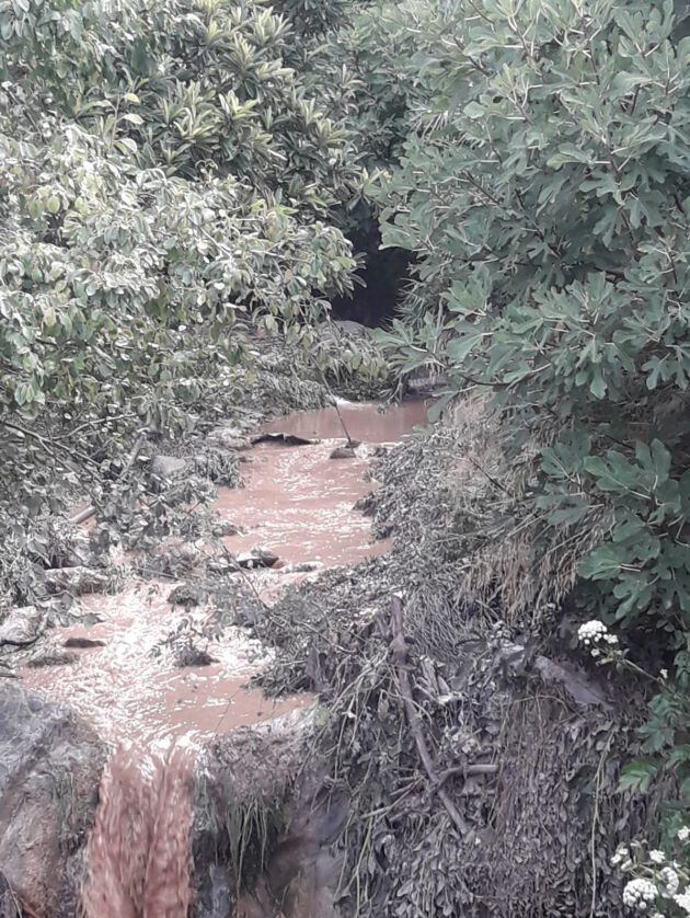 El agua del río Tíscar presenta un color marron fruto del barro que continúa arrastrando