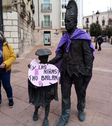 Escultura dedicada a los danzantes de Burgos en la plaza Alonso Martínez