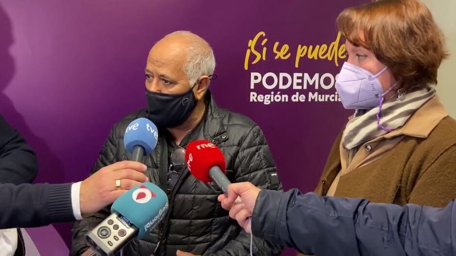 María Marín, portavoz regional de Podemos, y Larbi Hamuad, representante de la Delegación Saharaui en la Región de Murcia y del Frente Polisario, tras la reunión mantenida esta mañana en la Asamblea Regional