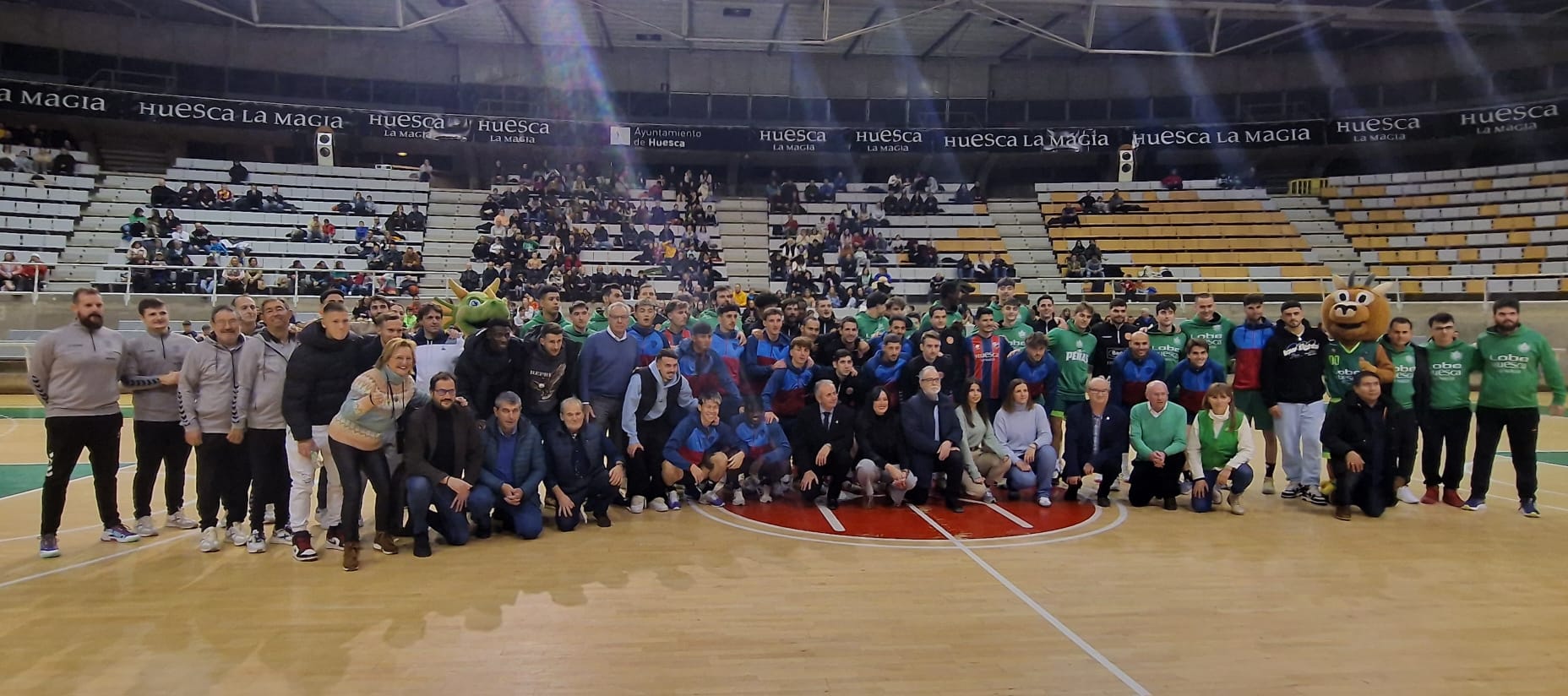 Foto de familia de los participantes en el evento &quot;Jugando contra el cáncer&quot;