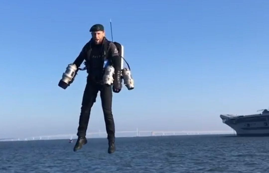 Richard Browning volando sobre el mar