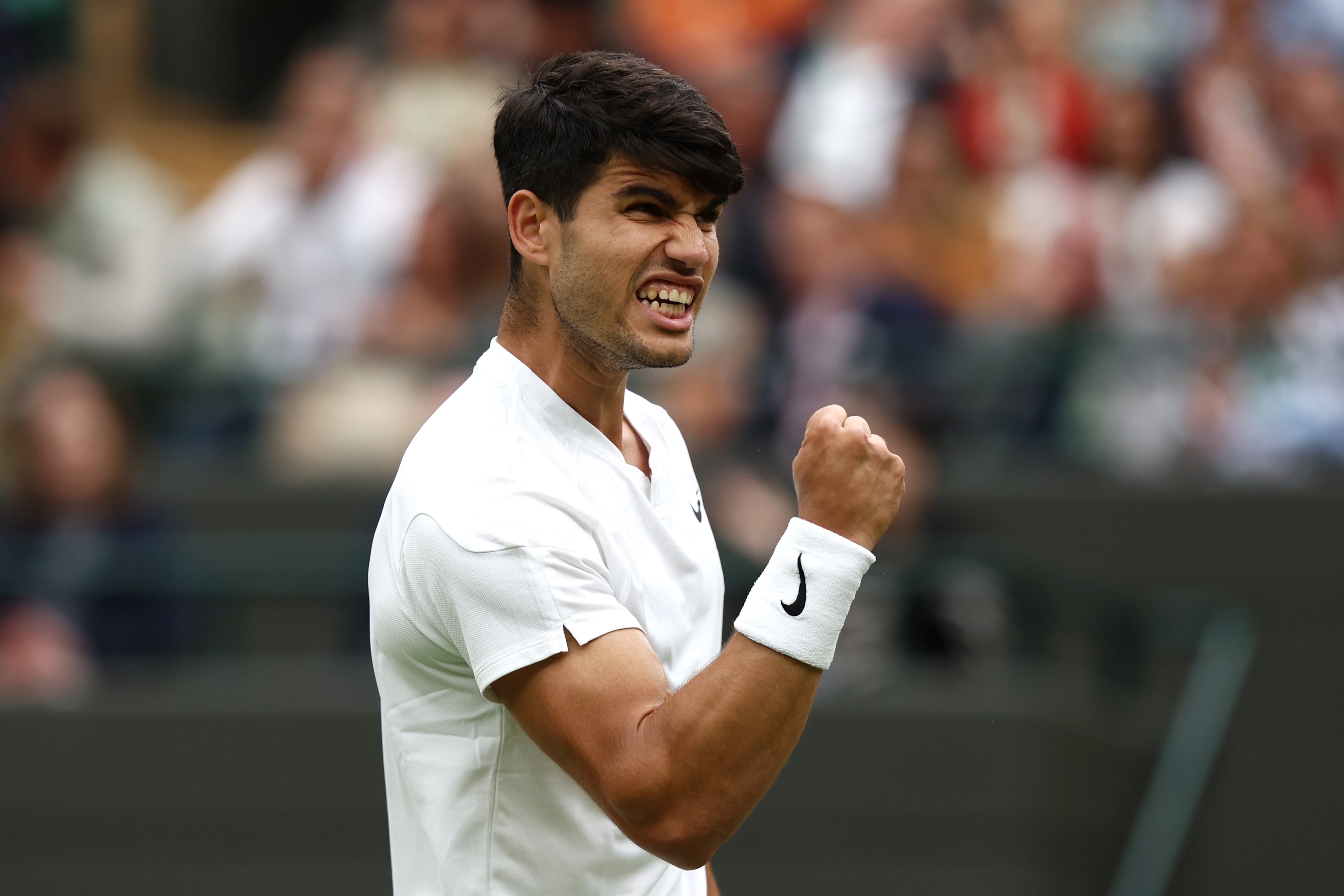 Carlos Alcaraz celebra su victoria ante Aleksandr Vukic en la segunda ronda de Wimbledon