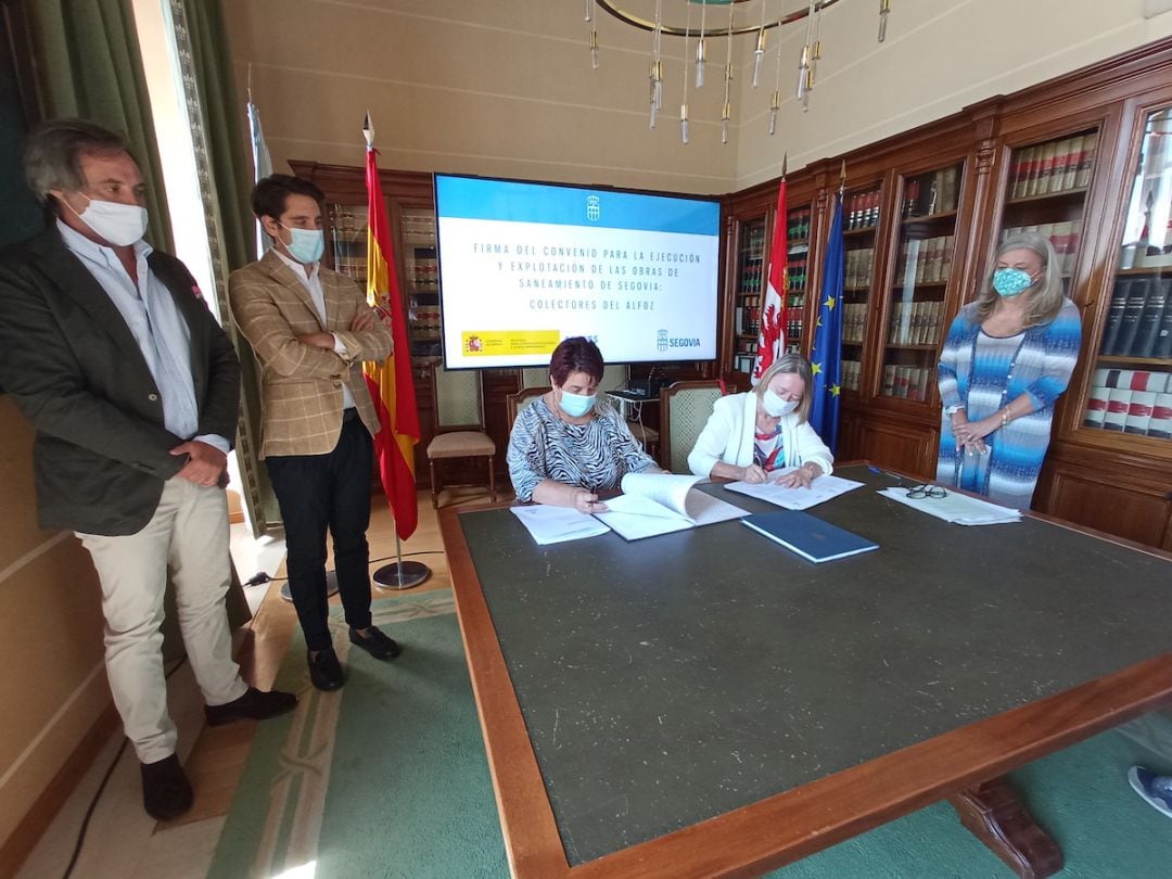 La alcaldesa de Segovia, Clara Luquero, y la directora general de la Sociedad Mercantil Estatal Aguas de las Cuencas de España (Acuaes), Rosa Cobo, han firmado el convenio 