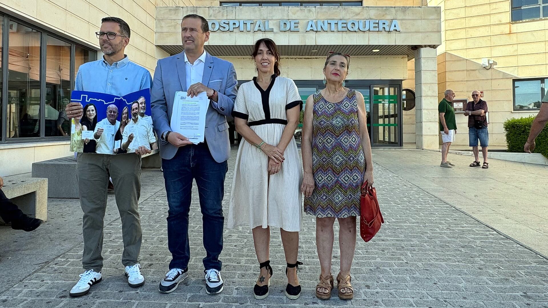 Dirigentes del PSOE a las puertas del Hospital de Antequera