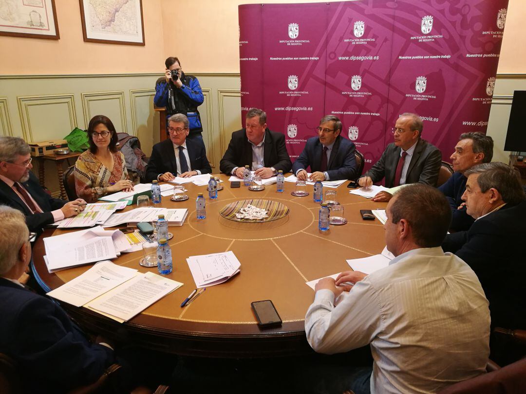 Imagen de la reunión de la comisón de seguimento para la eliminanción de escombreras 