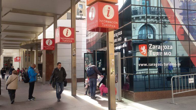 Oficina de turismo de Zaragoza, situada en la Plaza del Pilar