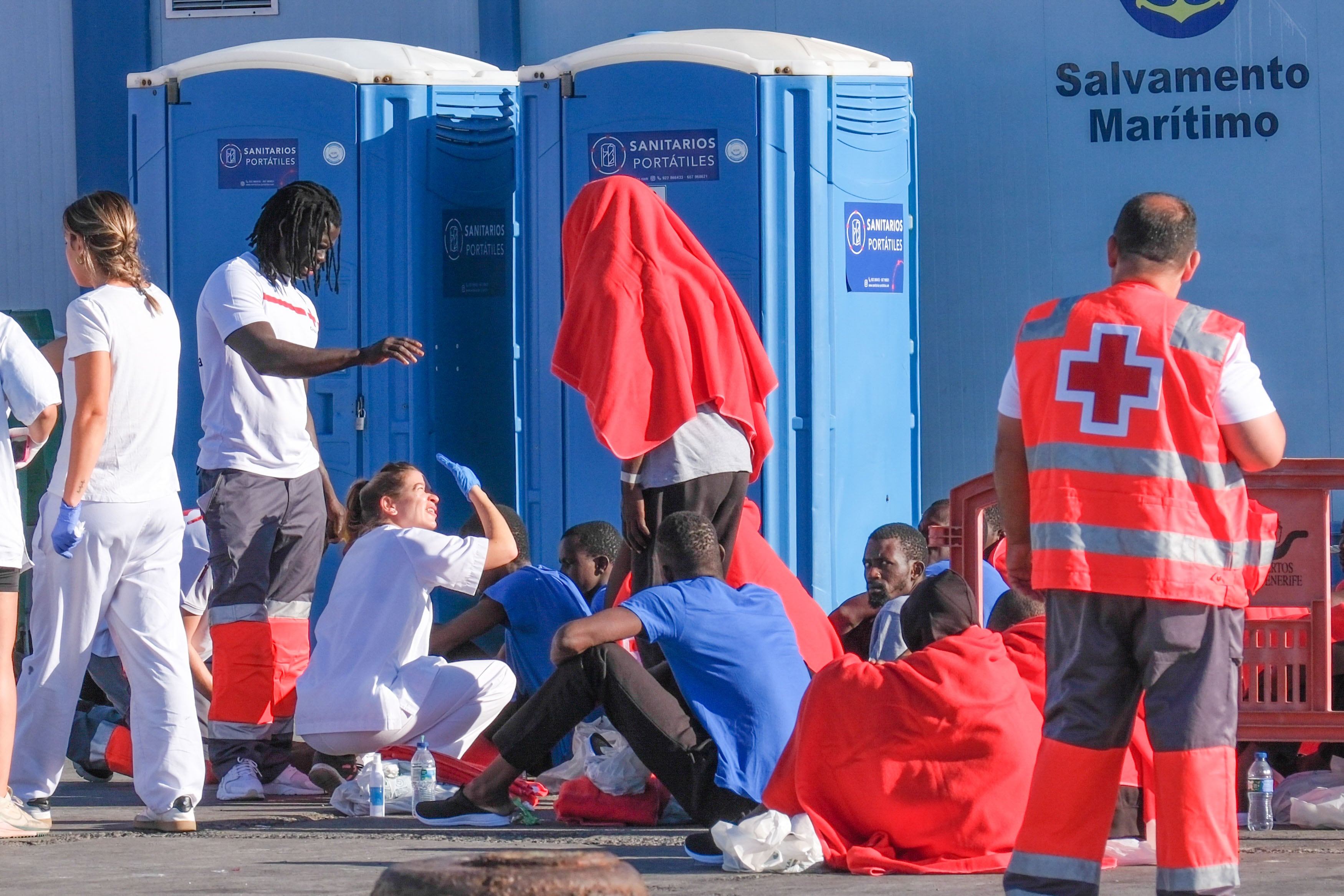 GRAFCAN9453. LOS CRISTIANOS (TENERIFE), 26/10/2023.- Salvamento Marítimo ha escoltado este jueves a un cayuco con 23 migrantes de origen subsahariano a bordo, entre ellos dos menores, hasta el puerto de Los Cristianos, en Tenerife. En la imagen, los inmigrantes a su llegada al muelle, donde fueron atendidos por personal de Cruz Roja y del Servicio Canarios de Salud. EFE/ Alberto Valdés
