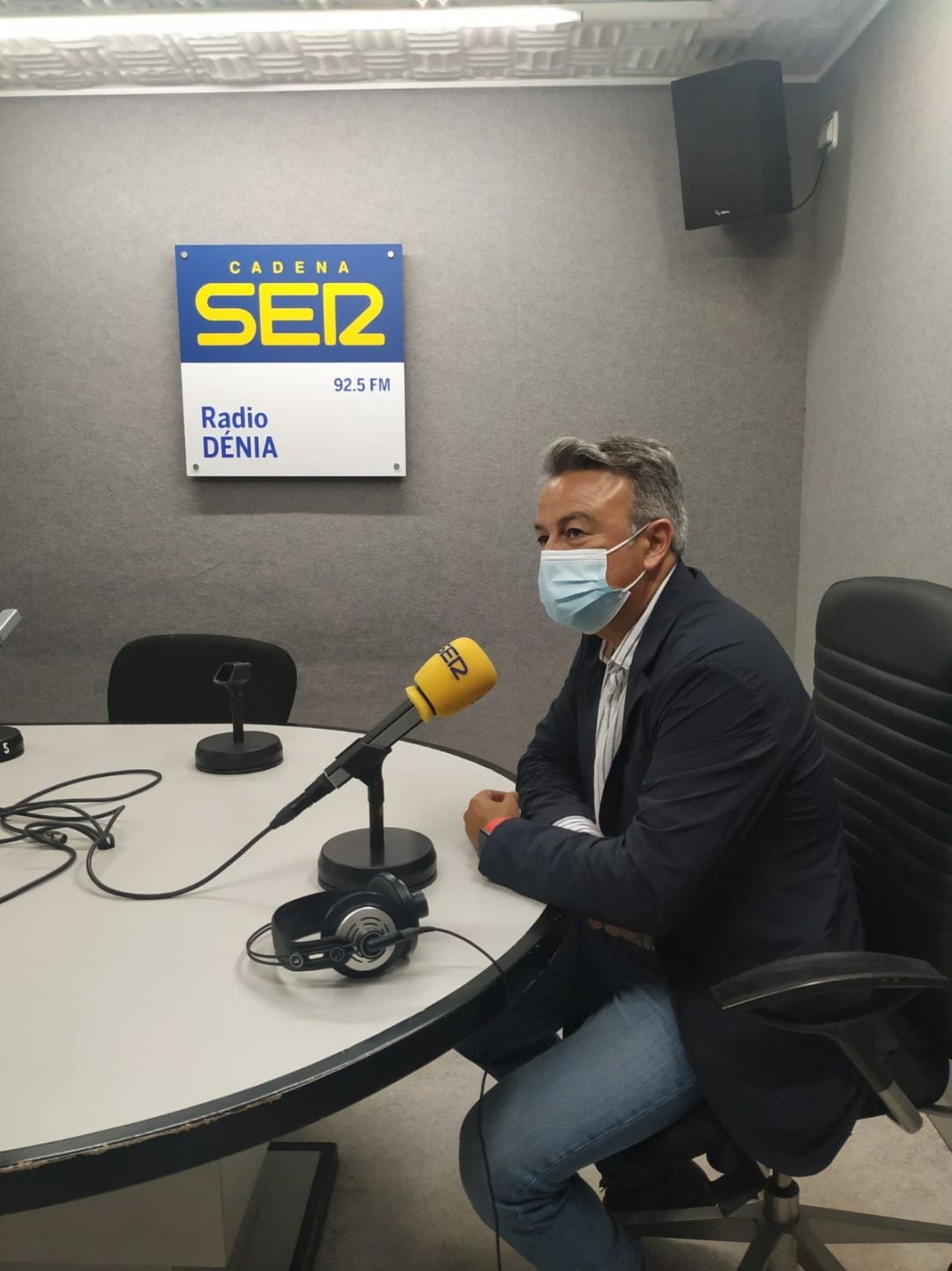 José Chulvi en los estudios de Radio Dénia Cadena SER, durante la entrevista por su 10º aniversario como alcalde.