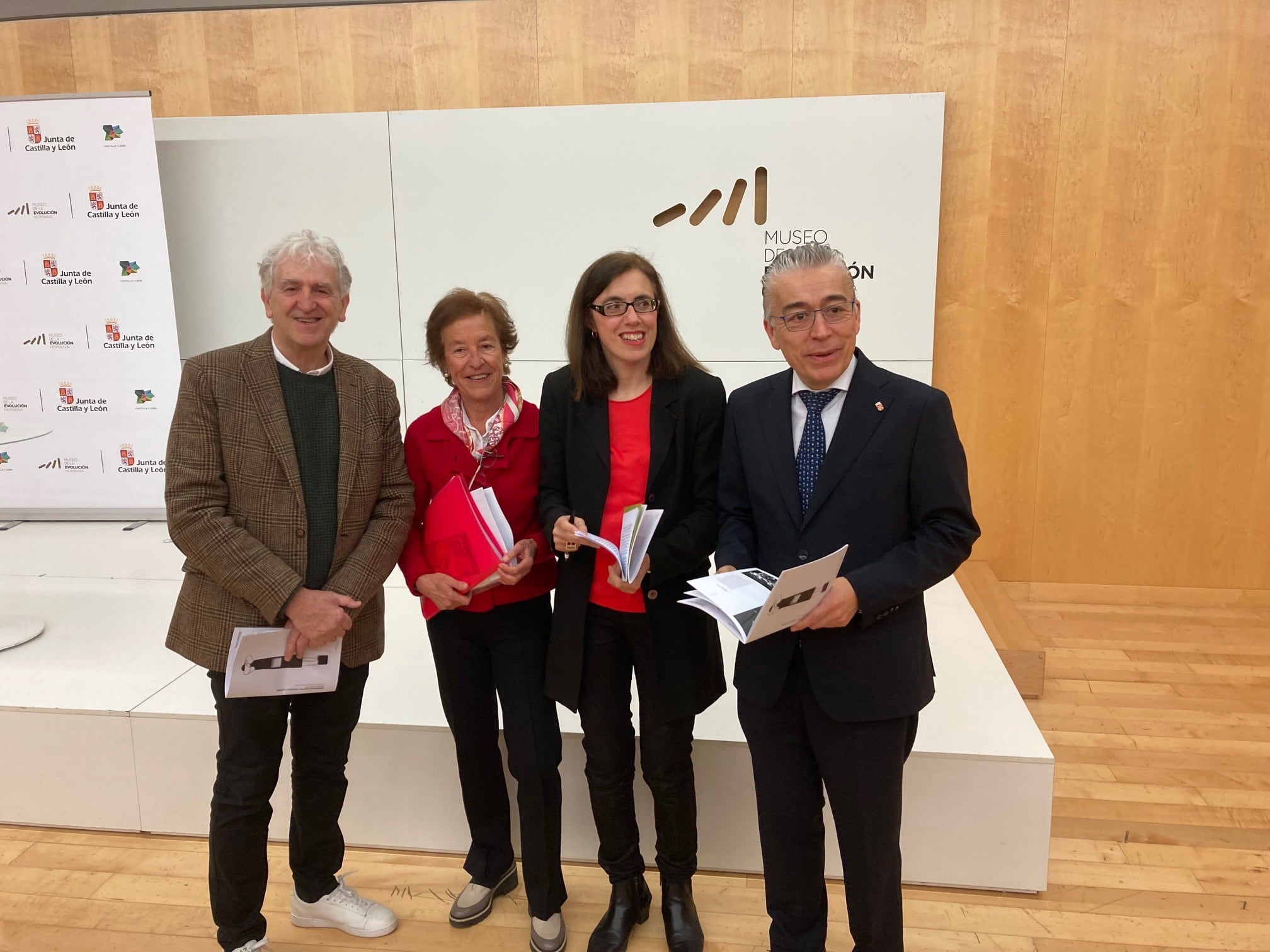 Juan Luis Arsuaga, Aurora Martín, Inmaculada Martínez y Roberto Saiz durante la presentación de las actividades del Museo