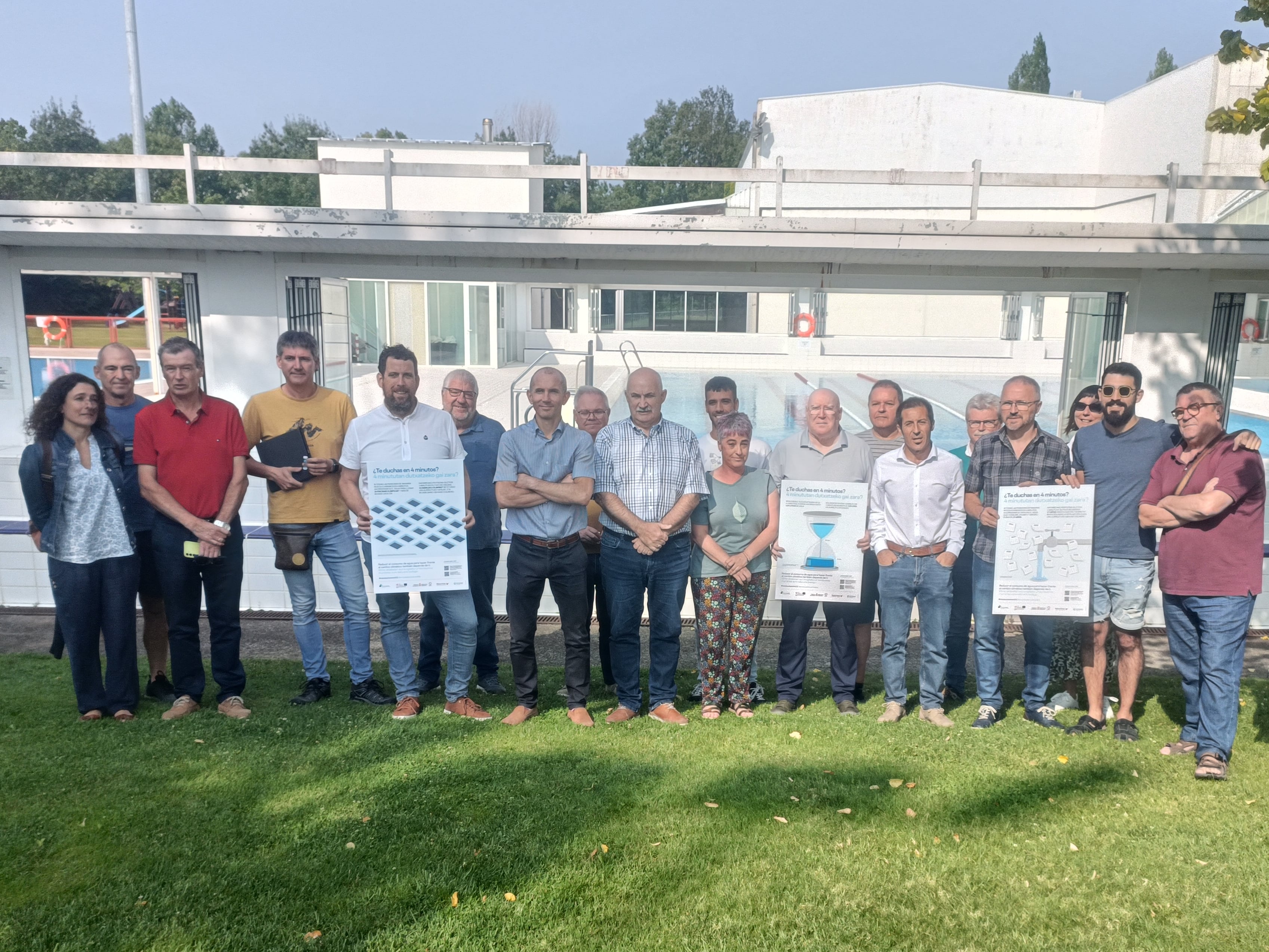 El consejero de desarrollo rural y medio ambiente José Maria Aierdi y los y las primeras ediles en la presentación de la campaña de Medio Ambiente del Gobierno de Navarra.