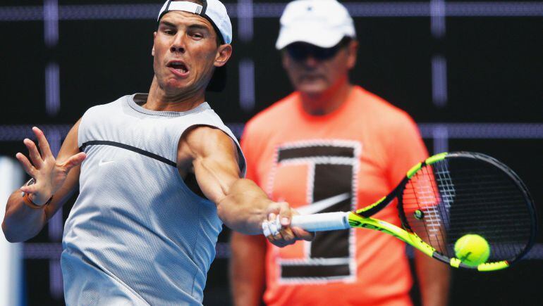 El español Rafa Nadal entrena en Melbourne con su tío Toni.