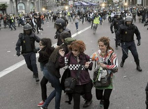 Efectivos de la Policía Nacional se dirigen hacia un grupo de manifestantes en la plaza de Neptuno durante los enfrentamientos que se han producido en el transcurso de la protesta