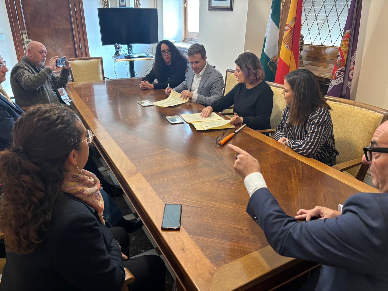 El alcalde de Jaén, Julio Millán, acompañado por la concejala de Servicios Sociales, Ángeles Díaz de la Torre, y junto a la vicepresidenta ejecutiva de Inserta Empleo, Virginia Carcedo, y la directora de la ONCE en Jaén, María Luisa Garzón, firma el acuerdo de colaboración con Inserta.