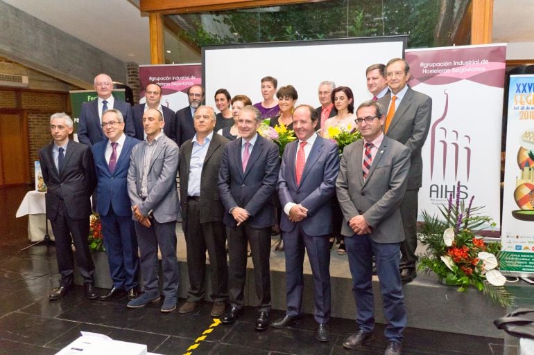 Foto de familia de los galardonados en la clausura de la Semana de Cocina