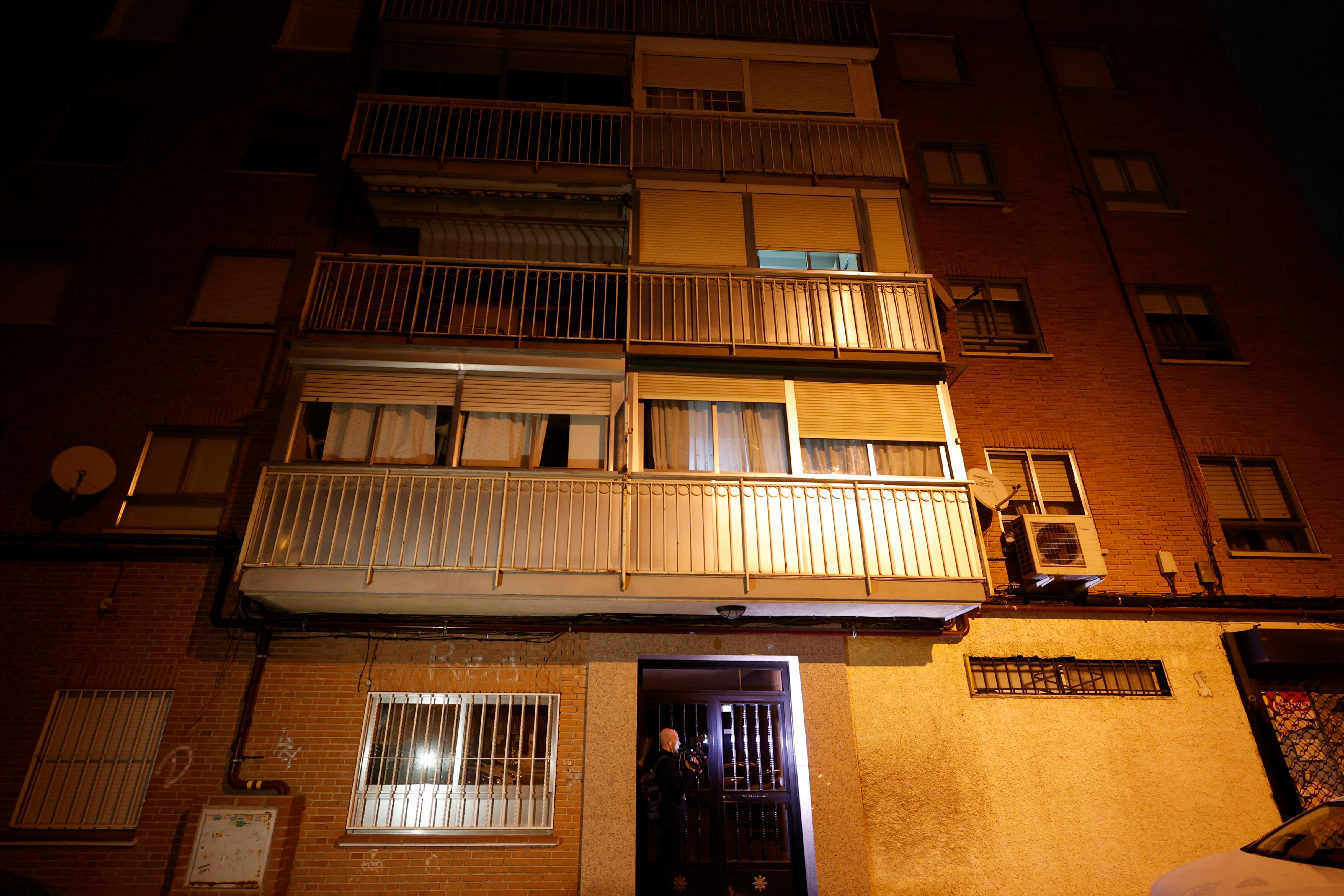 Exteriores del inmueble en la localidad madrileña de Fuenlabrada en el que un hombre de 54 años ha fallecido supuestamente envenenado por su mujer, de 64 años