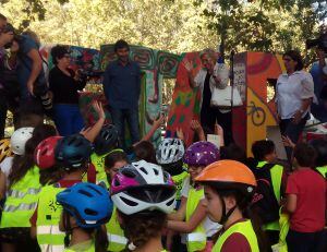Manuela Carmena, aclamada por los niños, a su llegada al paseo del Prado.