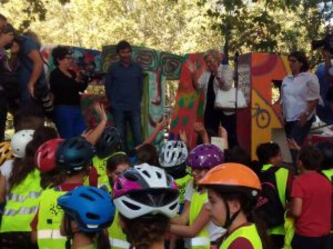 Manuela Carmena, aclamada por los niños, a su llegada al paseo del Prado.