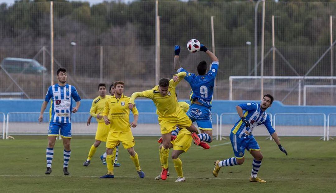 Rubiato -en el salto- junto a Adeva (d) serán los referentes en el ataque ribereño.