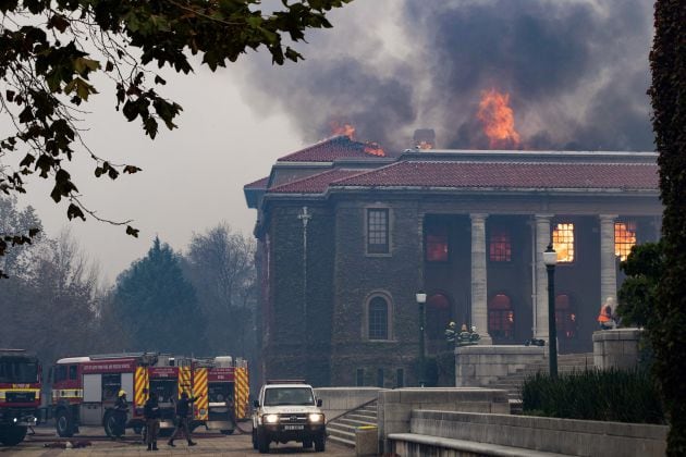 Ciento veinte bomberos han participado en las labores de extinción del incendio.