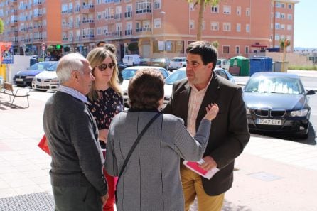 Javier Cerrajero, candidato de UPyD, hablando con algunos vecinos en la zona Sur