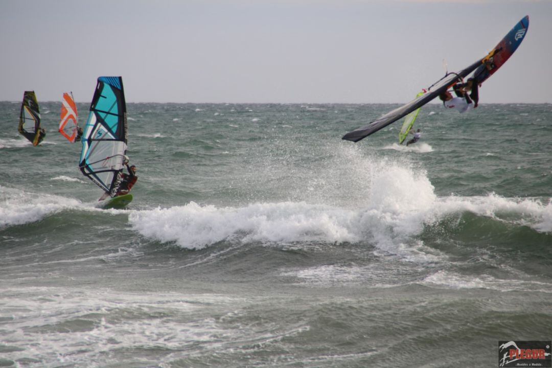 Este fin de semana toca volar sobre las olas en Almeríamar.