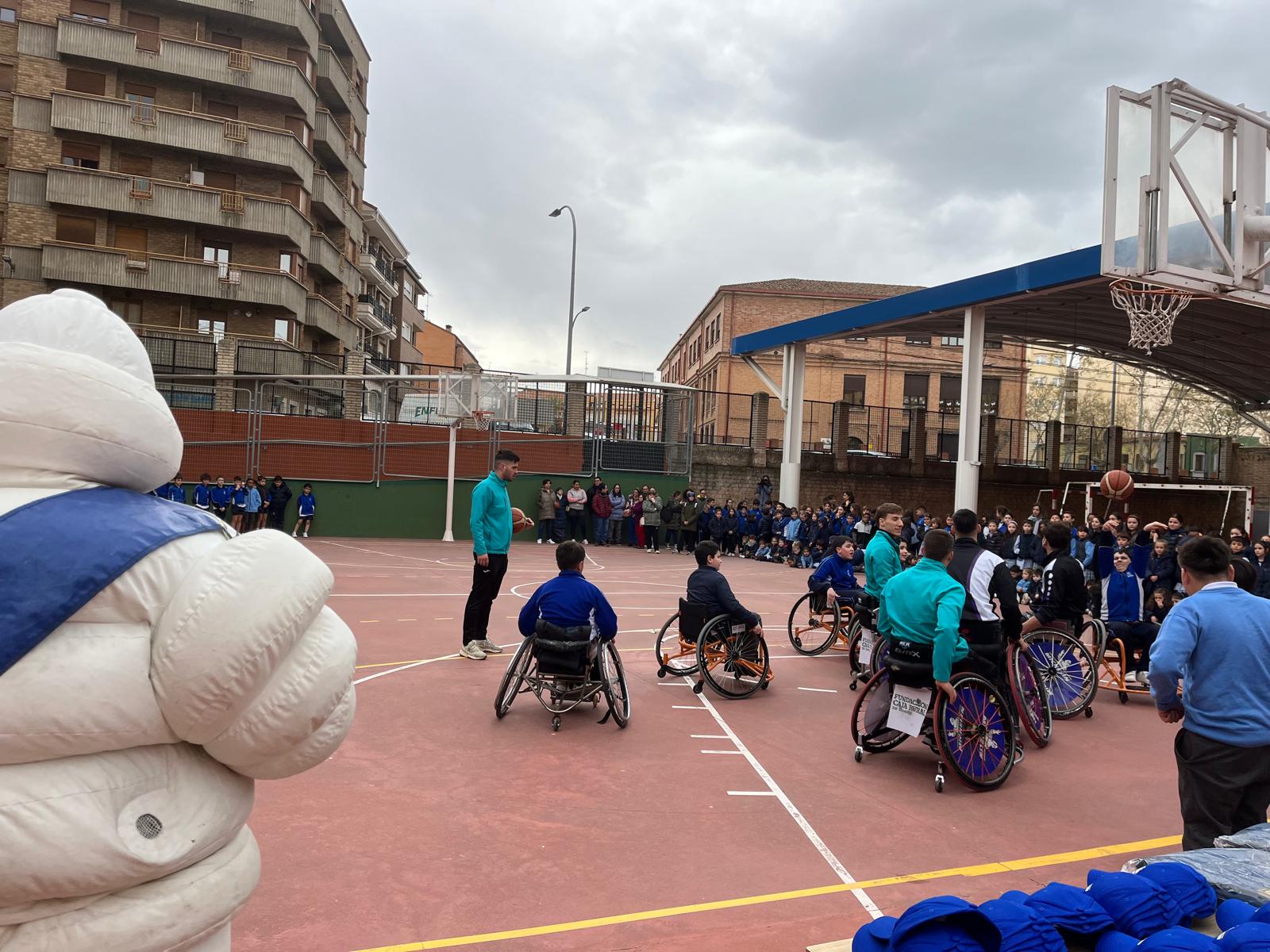 Demostración de los integrantes del equipo de baloncesto