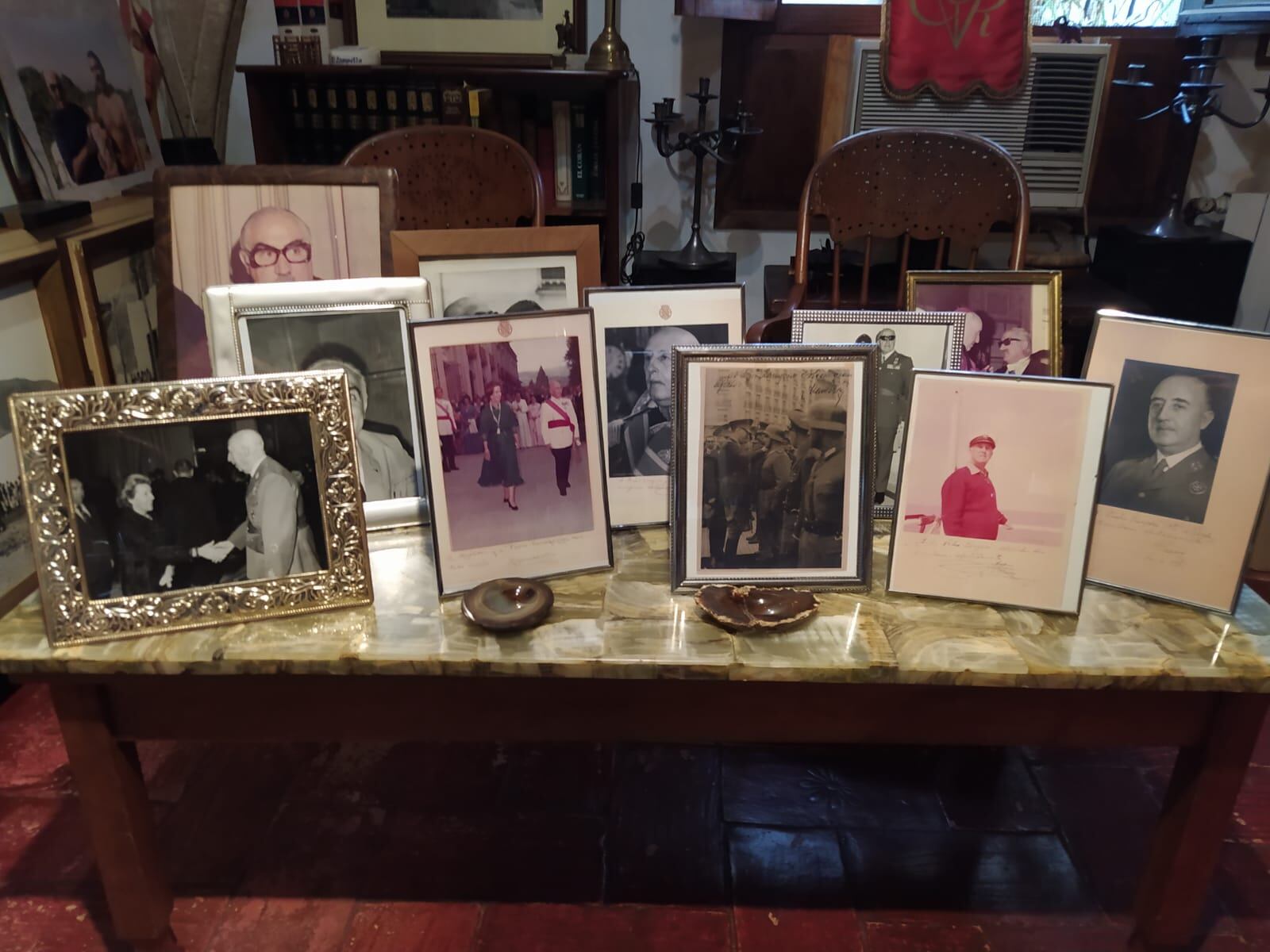 Una colección de fotos descansa en una mesa camilla del despacho de Pedro Zaragoza / J.G.