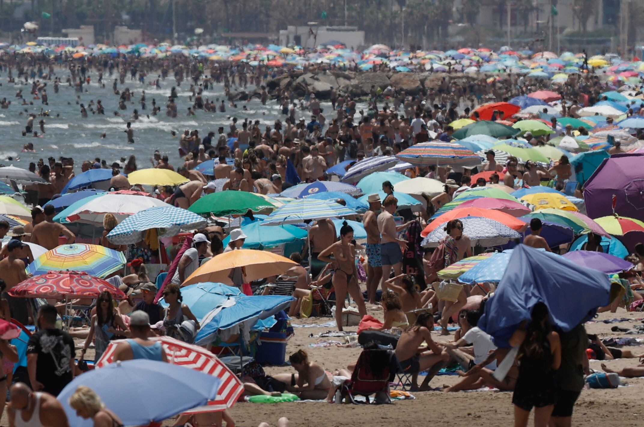 Cientos de personas acudieron el domingo pasado a la playa de Malvarrosa, en València, para disfrutar del sol y las altas temperaturas.