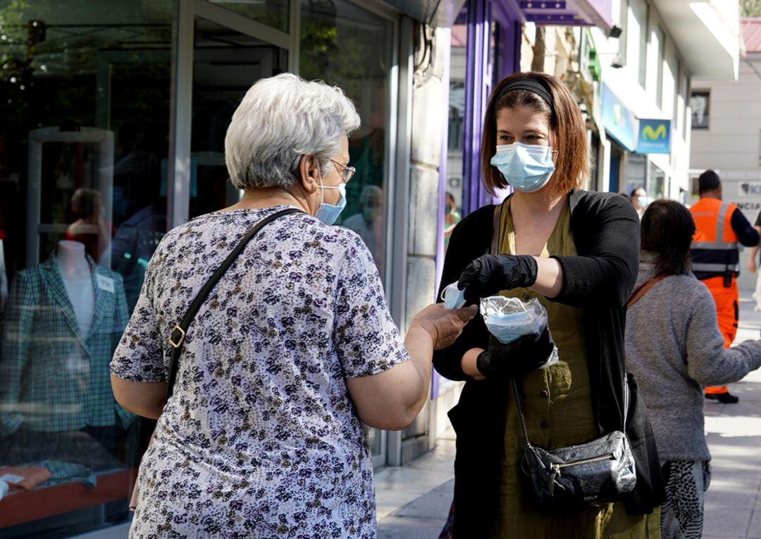 La alcaldesa de Móstoles, Noelia Posse, repartiendo mascarillas