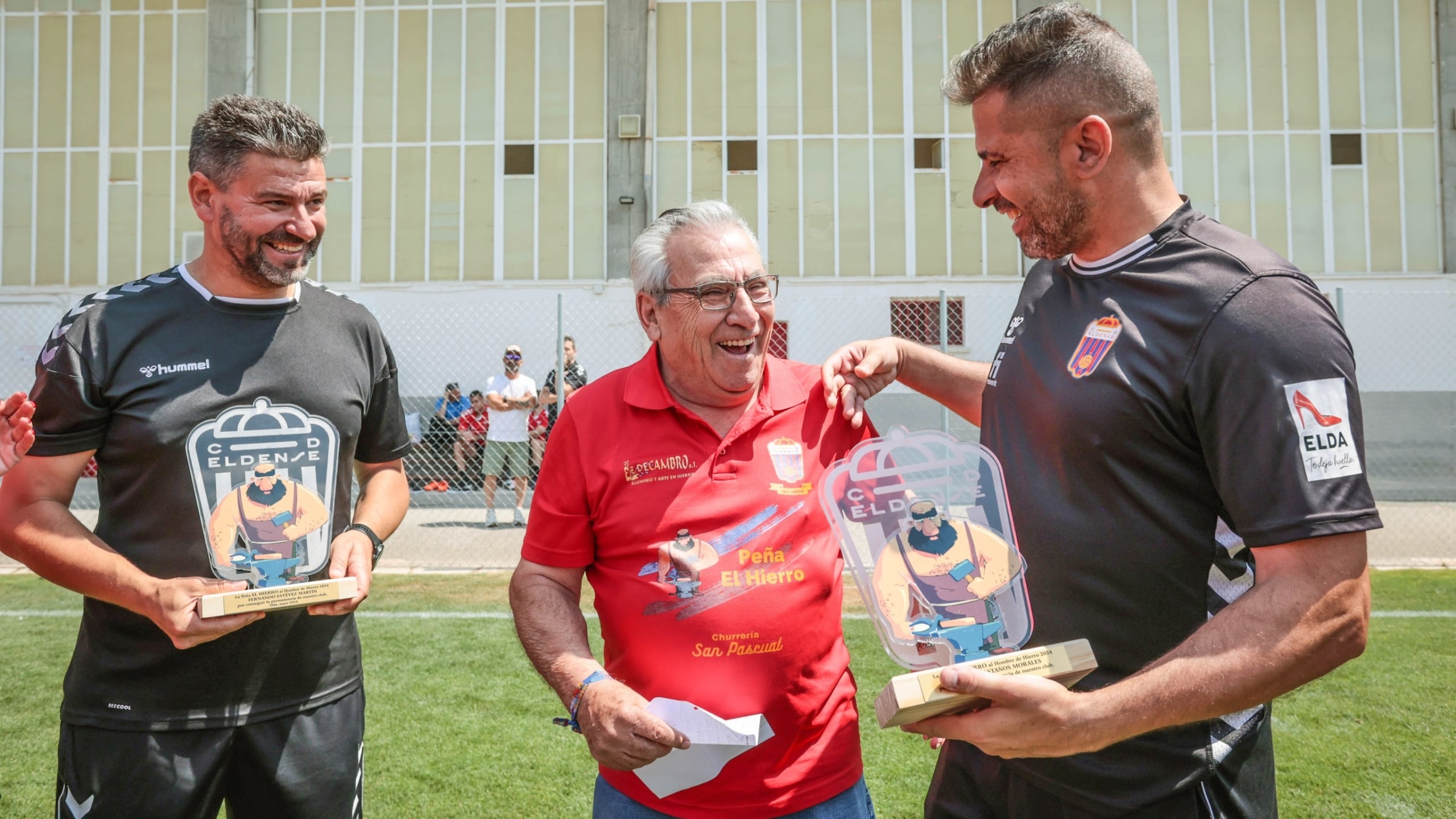 Fernando Estévez (I) y Antonio Castaño recibiendo un reconocimiento de la Peña El Hierro