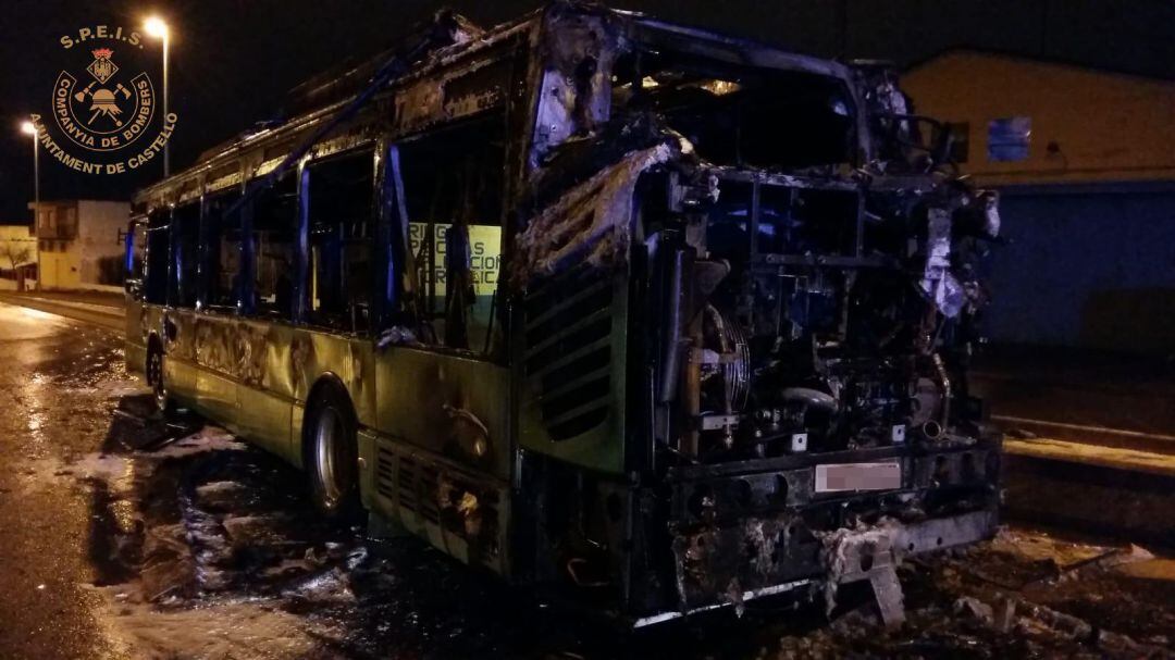 El autobús ha resultado muy dañado por la virulencia de las llamas y los principales desperfectos se han registrado en la parte trasera del vehículo, en el techo y en unos de sus laterales