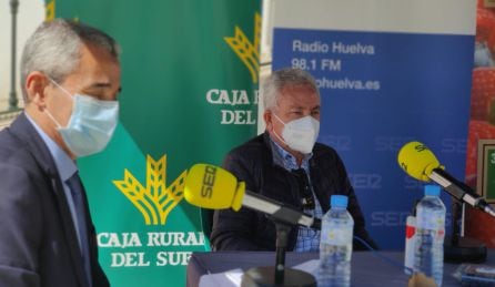 Manolo Pérez director de zona de la Caja Rural del Sur junto al agricultor José Luis Garrido