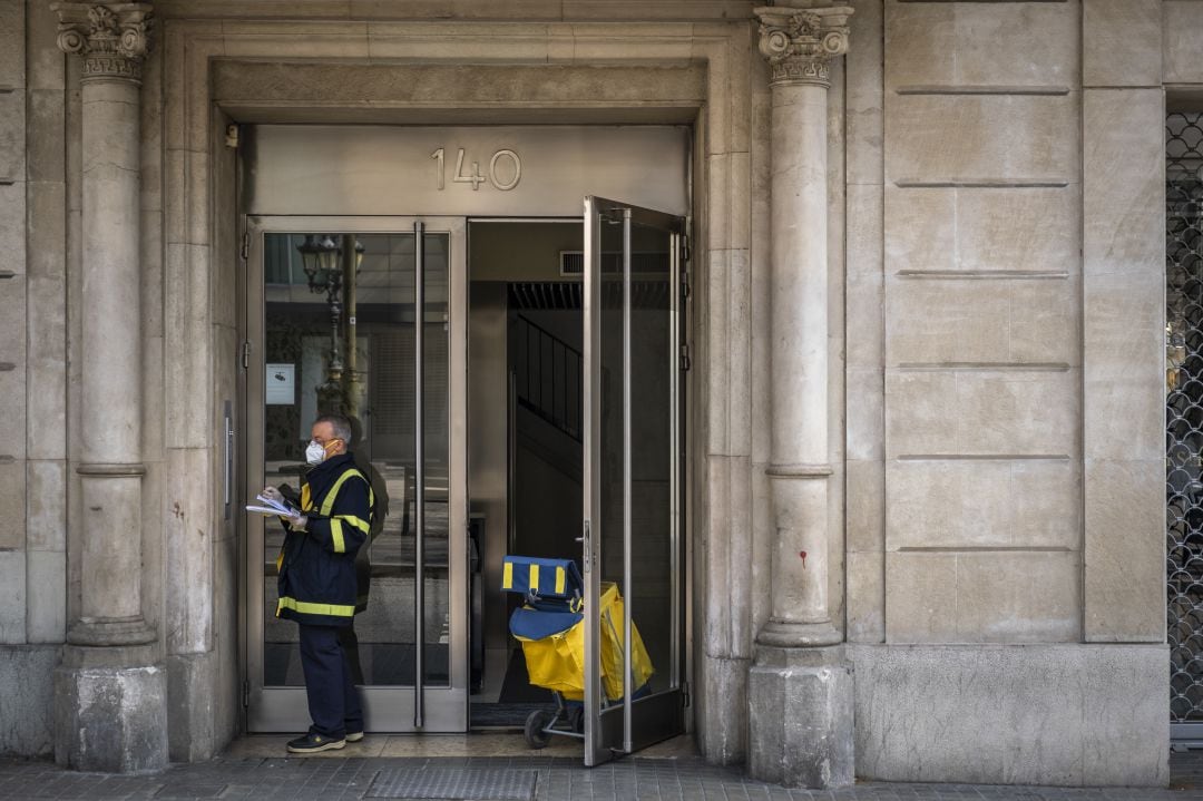 Un cartero, en Barcelona.