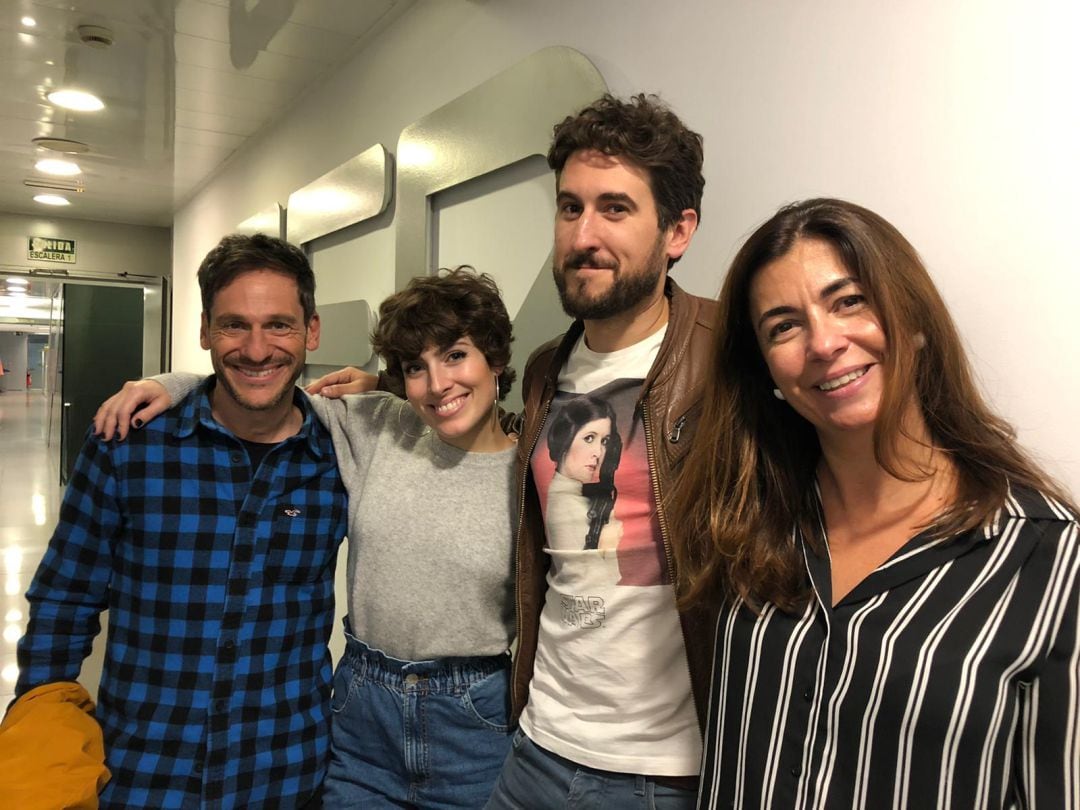 Los actores César Camino, Noelia Marló y Héctor Carballo en los estudios de Cadena SER.