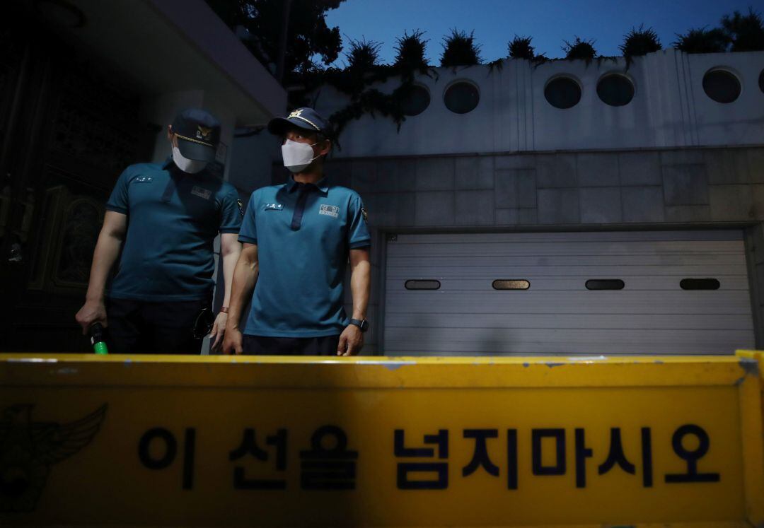 Policías en la casa del alcalde de Seúl, Park Won-soon