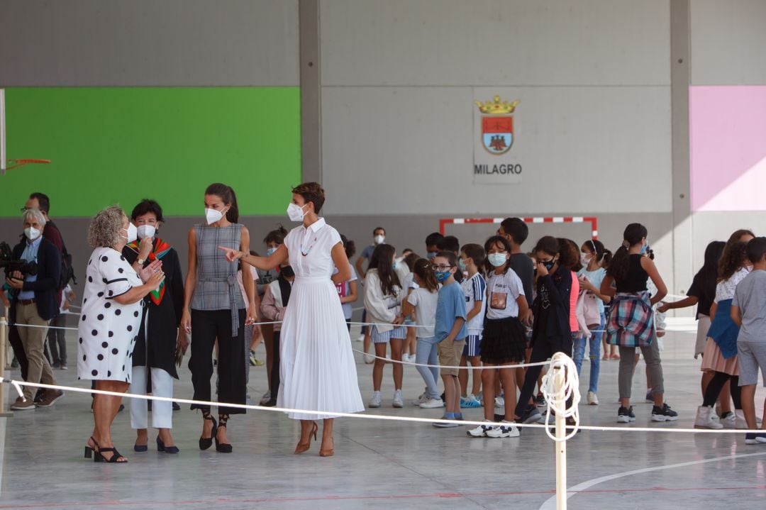 Mª Carmen Pérez, directora del centro de Milagro, junto a la ministra de Educación, la Presidenta de Navarra, y S. M. la Reina.