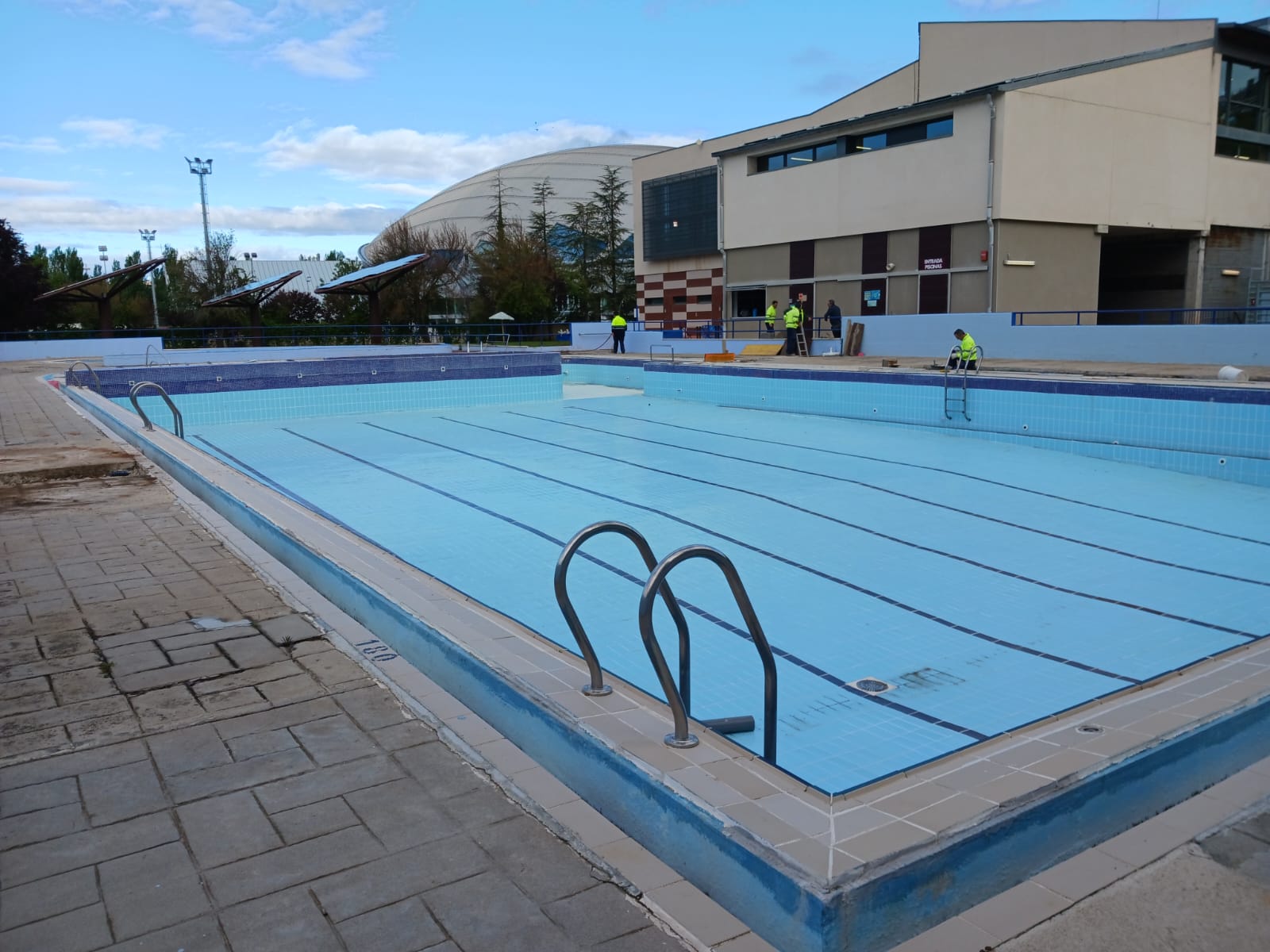 Las obras, que se prolongarán hasta final del mes de agosto, han comenzado con la piscina exterior y, una vez abierta, continuarán en la zona termal.