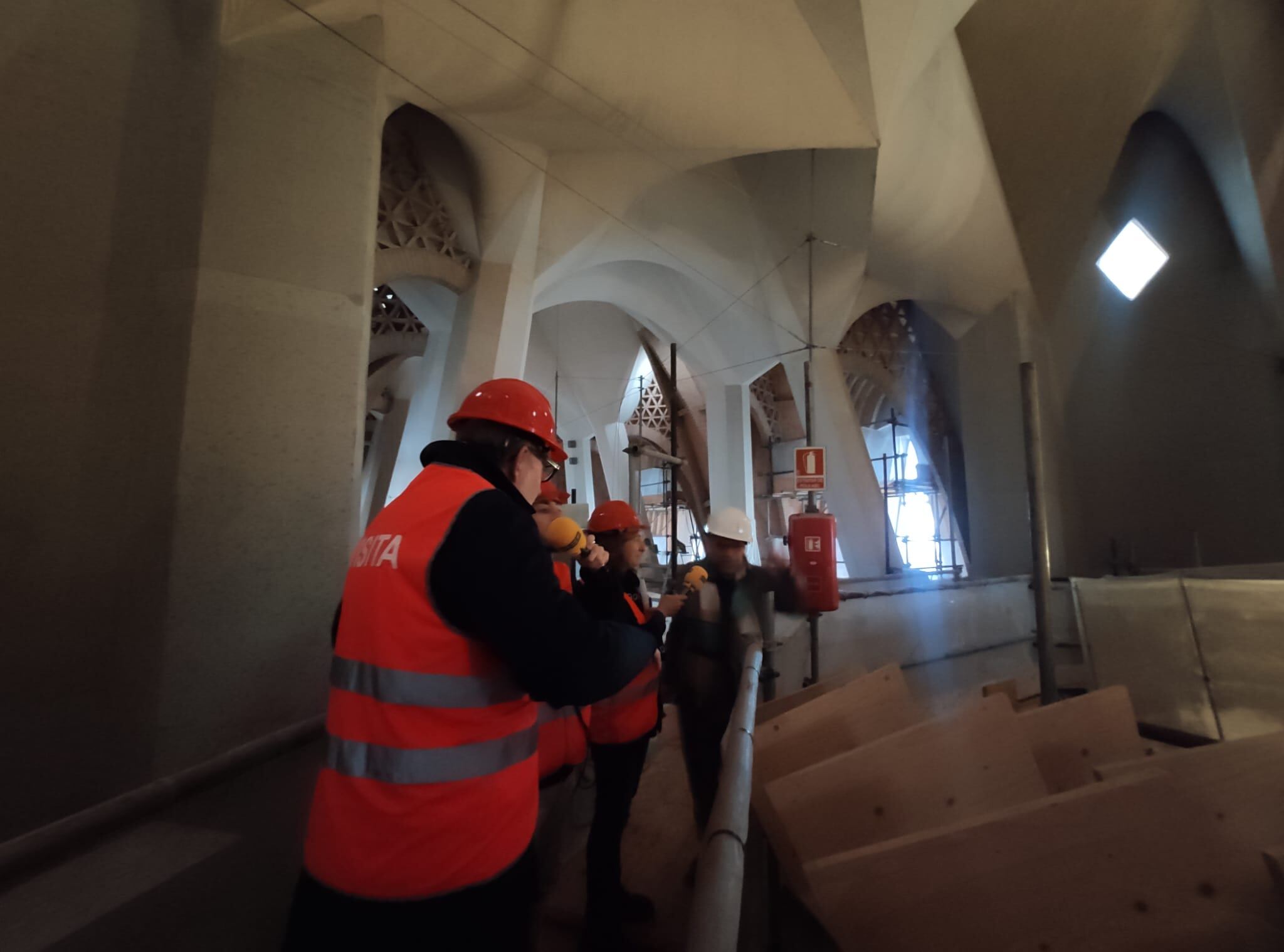 Antoni Bassas, Jordi Faulí i l'equip de 'El Balcó' a les bastides sobre la nau central de la Sagrada Família. 