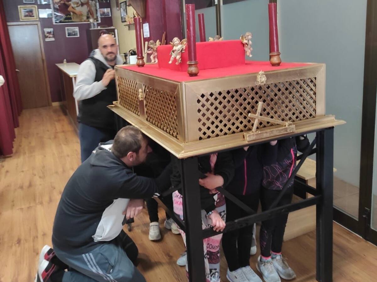 La Sentencia de Palencia celebra la Cruz de Mayo con una procesión infantil