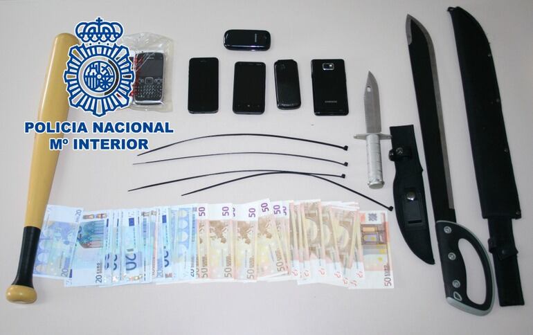 Material intervenido por la policía a los captores